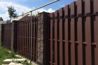 Забор из евроштакетника с кирпичными столбами 25 метров фото в Менделеево