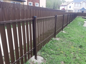 Забор из евроштакетника с утрамбовкой щебнем 70 метров фото в Менделеево