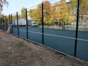 Забор на спортивную площадку 40 метров фото в Менделеево