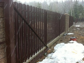 Забор из евроштакетника в шахматном порядке 122 метра фото в Менделеево