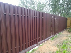 Забор из евроштакетника на ленточном фундаменте 62 метра фото цена за метр