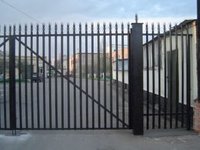 Сварные заборы с бетонированием столбов 12 метров фото в Менделеево