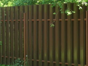 Забор из евроштакетника с бетонированием столбов 12 метров фото в Менделеево