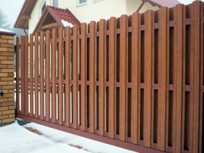 Забор из евроштакетника с кирпичными столбами 200 метров фото в Менделеево