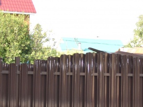 Забор из евроштакетника на ленточном фундаменте 10 метров фото в Менделеево