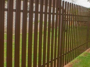 Забор из евроштакетника с забивными столбами 18 метров фото цена за метр под ключ