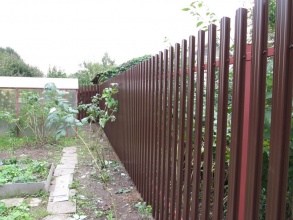 Забор из евроштакетника с забивными столбами 86 метров фото в Менделеево
