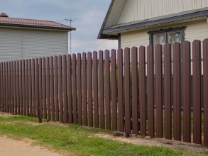 Забор из евроштакетника с забивными столбами 200 метров фото в Менделеево