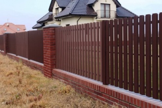 Забор из евроштакетника с кирпичными столбами 8 соток фото в Менделеево